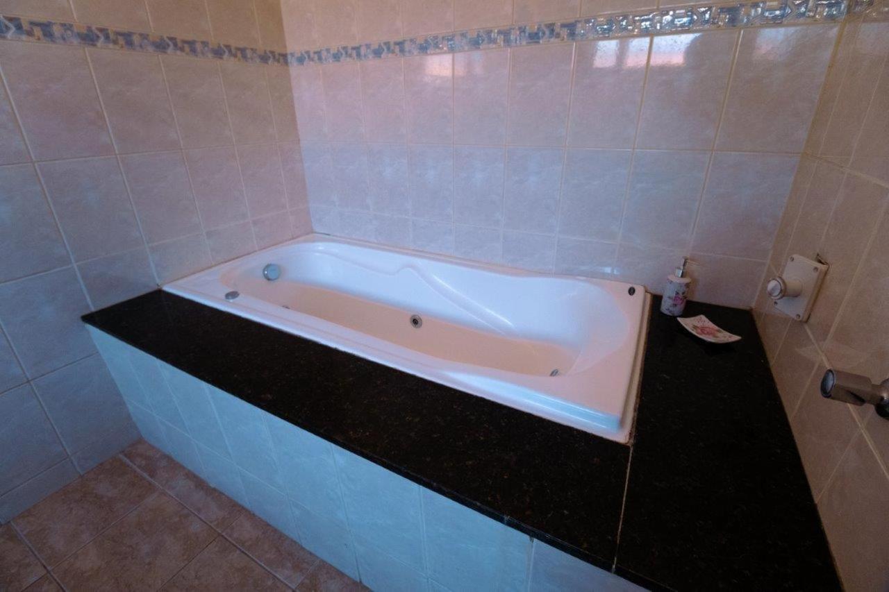 4 quartos , muito espaçosa , Wi-fi 250 mega , 12 mim do parque Andradina Exterior foto
