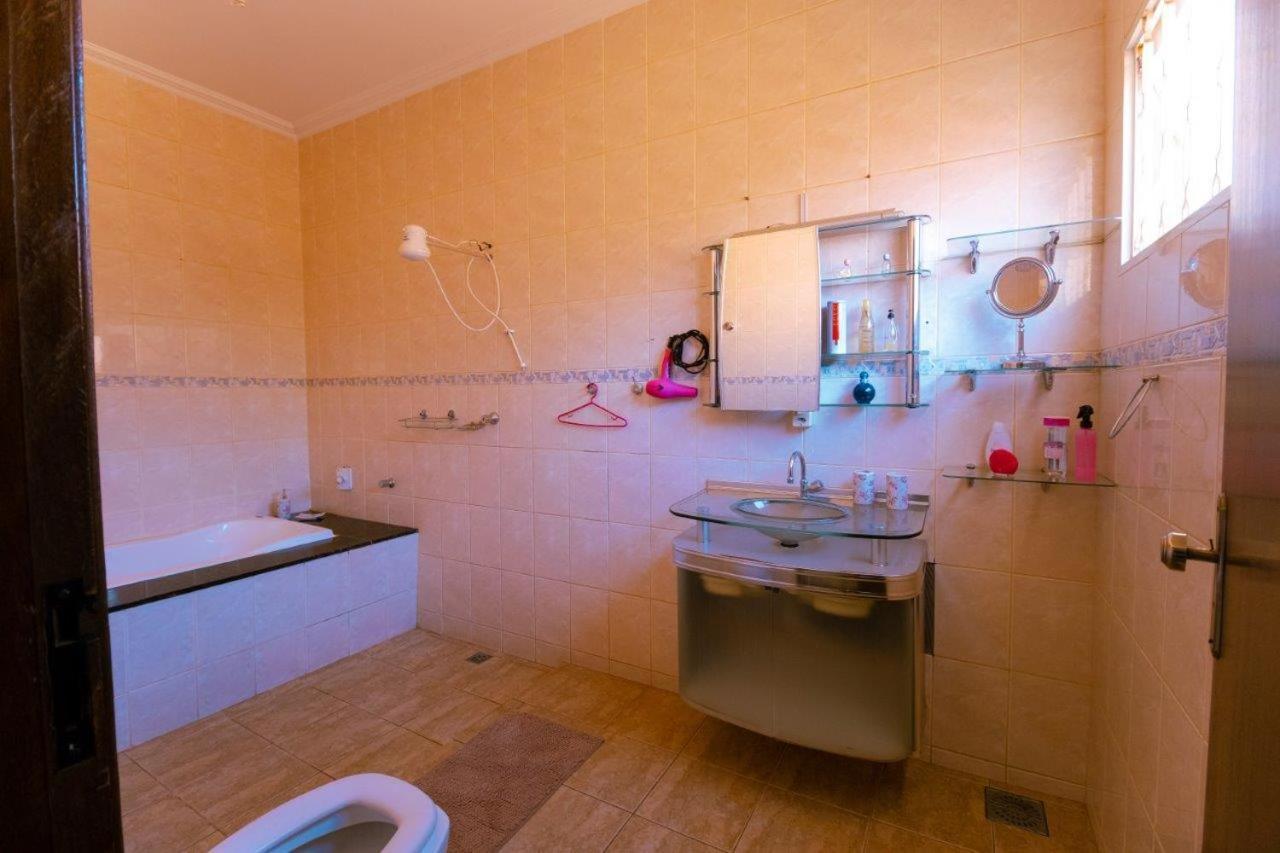 4 quartos , muito espaçosa , Wi-fi 250 mega , 12 mim do parque Andradina Exterior foto