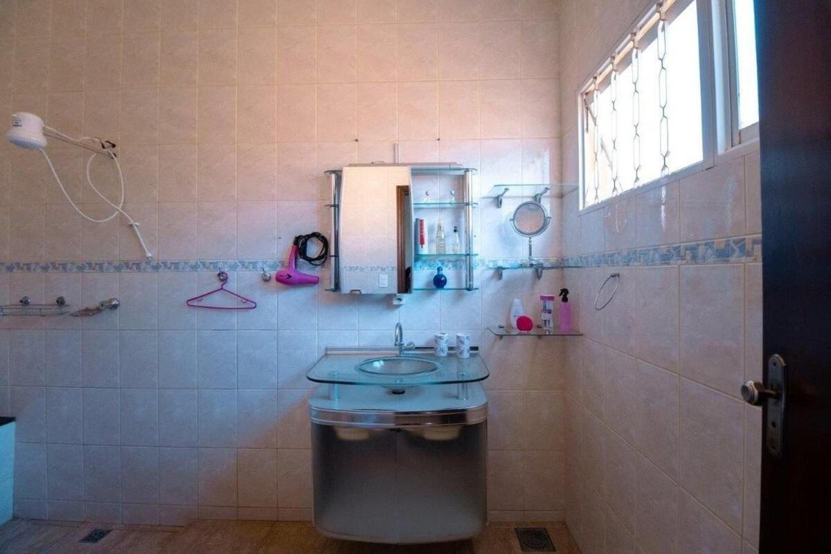 4 quartos , muito espaçosa , Wi-fi 250 mega , 12 mim do parque Andradina Exterior foto